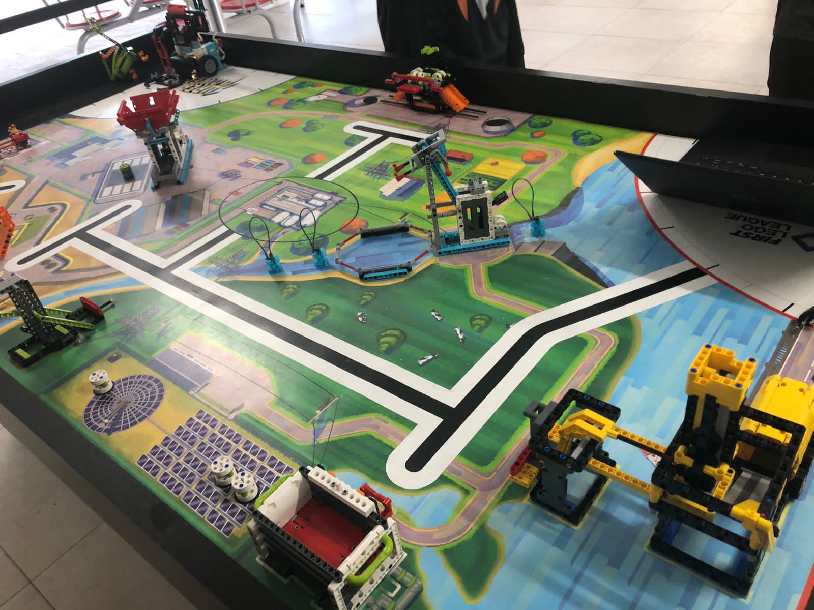 Construção de robôs pela equipe VMRT